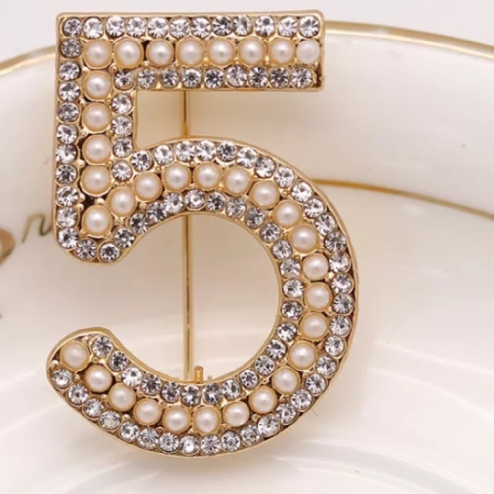 Beautiful N#5 pearl rhinestones GP brooch🌸 - Picture 2 of 7